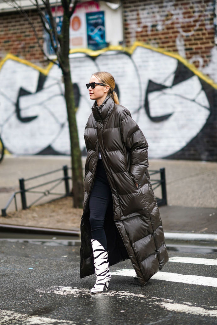 Oversized prošívaný kabát může skvěle vypadat i s elegantními kozačkami
