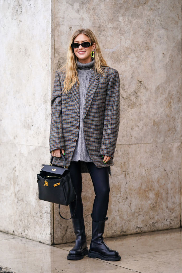 Saka jsou symbolem jara stejně jako lehké kabáty. Vzorované kousky oživí i sebejednodušší outfit a navíc dají celkovému looku punc elegance. Dánská influencerka Emili Sindlev zvolila pohodlnou kombinaci s šedým rolákem, černými legíny a masivními kotníkovými botami.
