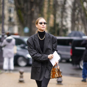 Oversized sako a skinny džíny Pernille doplnila kabelkou a botami se zvířecími vzory

