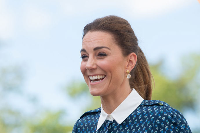 Kate Middleton
I vévodkyně z Cambridge přepsala historii, a to v roce 2015, kdy vyfotila oficiální fotografii princezny Charlotte. Od té doby Kate Middleton každoročně fotí oficiální fotografie svých potomků Charlotte, George a Louise, a to vždy u příležitosti narozenin. Zároveň sdílí narozeninové fotky prince Williama a nezapomíná ani na snímky ze Dne otců a Vánoc. Podle odborníků vedl tento krok ke zlepšení vztahů mezi královskou rodinou a médii.
Kate Middleton
I vévodkyně z Cambridge přepsala historii, a to v roce 2015, kdy vyfotila oficiální fotografii princezny Charlotte. Od té doby Kate Middleton každoročně fotí oficiální fotografie svých potomků Charlotte, George a Louise, a to vždy u příležitosti narozenin. Zároveň sdílí narozeninové fotky prince Williama a nezapomíná ani na snímky ze Dne otců a Vánoc. Podle odborníků vedl tento krok ke zlepšení vztahů mezi královskou rodinou a médii.