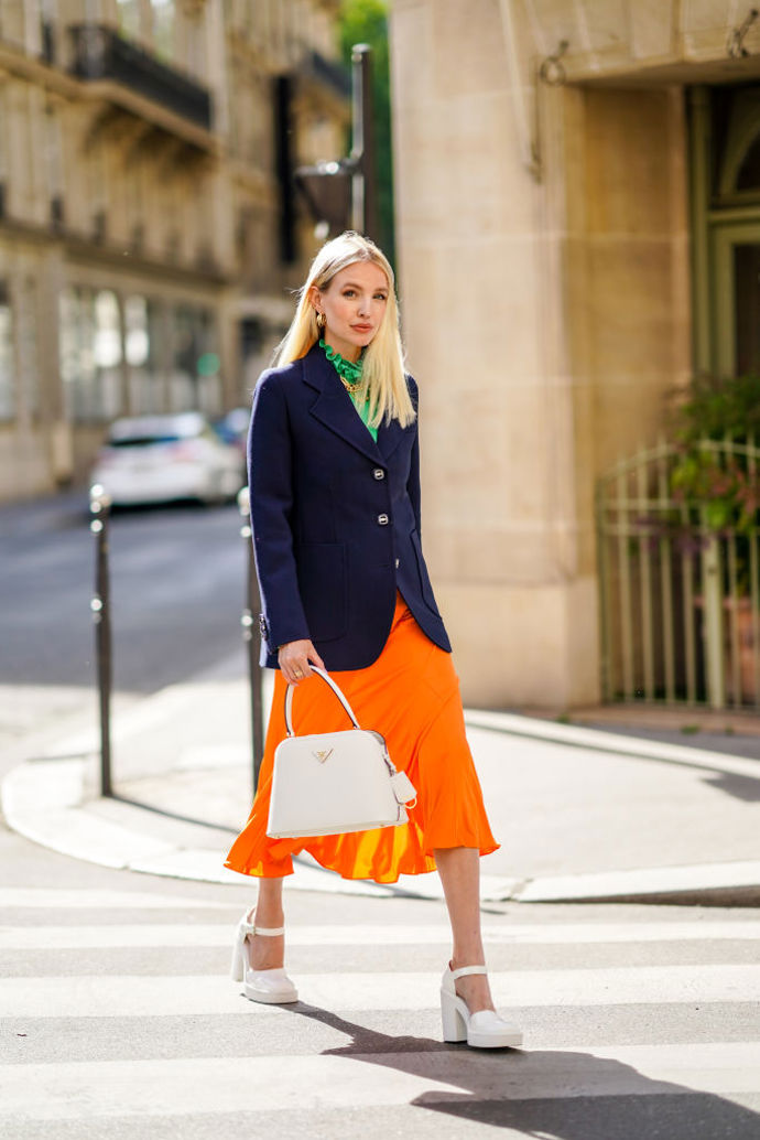 Colour blocking v podání Leonie – modrá v kombinaci s zářivě oranžovou a zelenou
