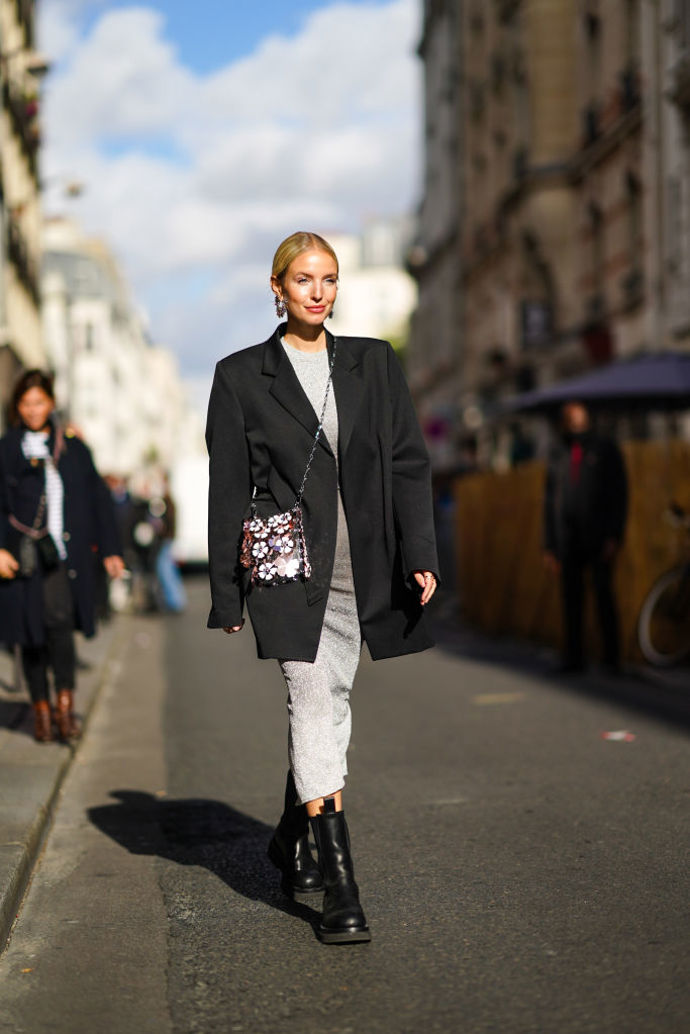 Šedé šaty v midi délce zkombinujte s černým oversized sakem a masivními „boots“
