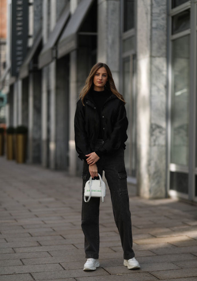 Milovníci černé si celočerné outfity určitě neodpustí ani na jaře. Co je pro tentokrát trochu rozsvítit bílou kabelkou?
