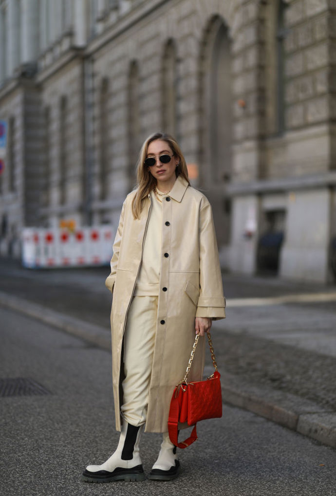 Influencerka Sonia Lyson umí kombinaci elegantního a sportovního stylu ztvárnit dokonale. My jsme se zamilovali do jejího outfitu v podobě teplákové soupravy doplněné lesklým koženým trenčkotem, který rozzářila červenou kabelkou.
