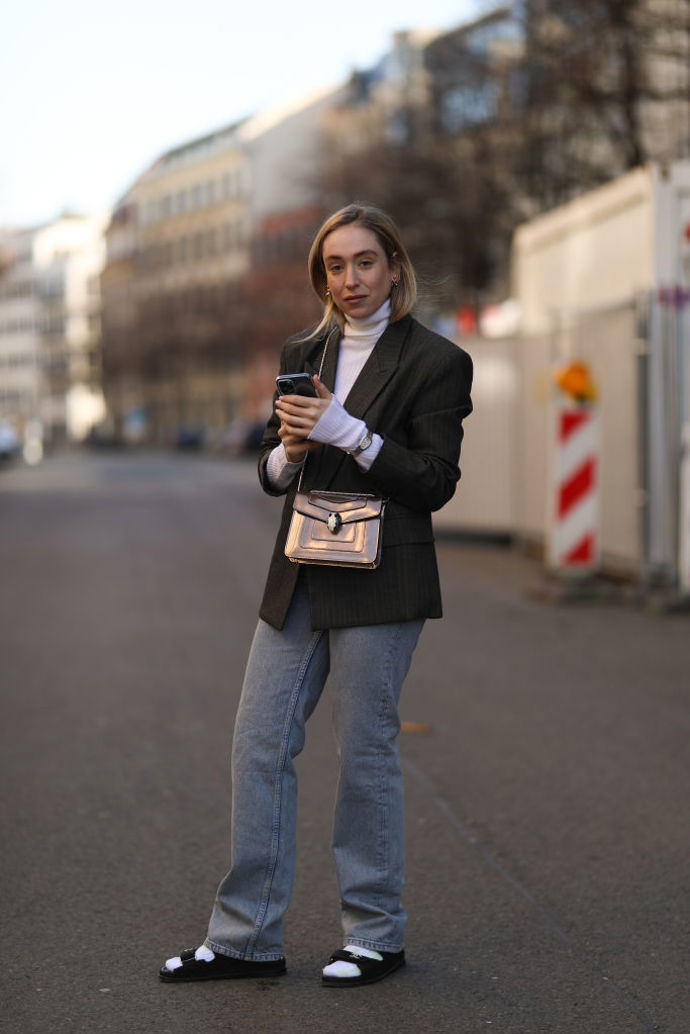 A opět inspirace podle Soniy Lyson, tentokrát v podobě kombinace oversized saka s rolákem a klasickými džínami. Metalická kabelka jinak jednoduchý outfit skvěle rozbije.
