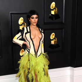 Zpěvačka Doja Cat překvapila v odvážných šatech od Roberta Cavalli.
