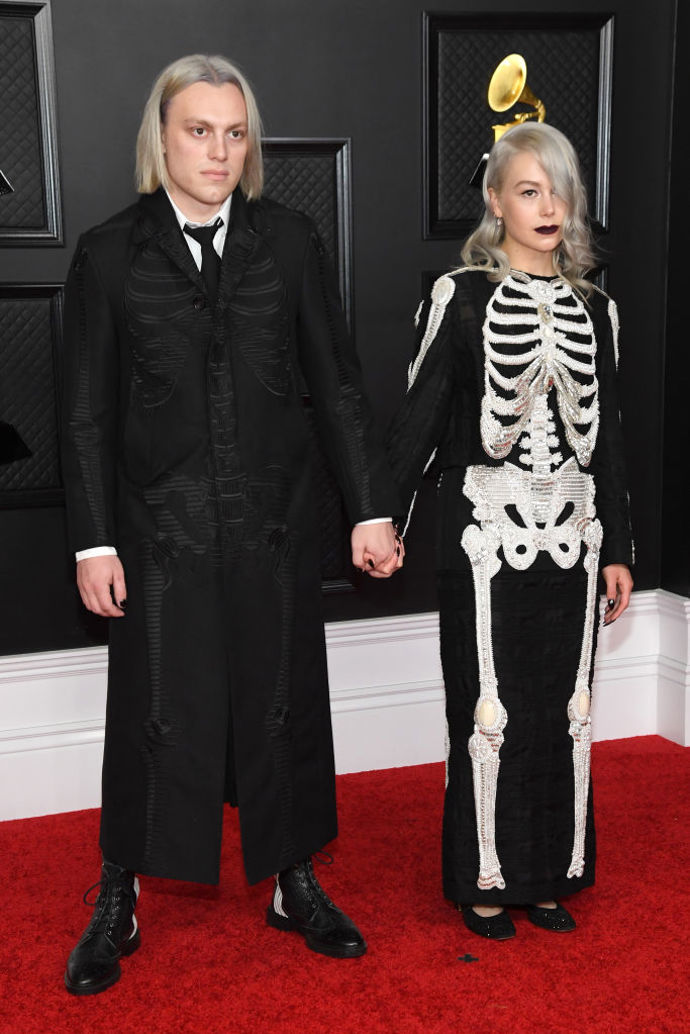 Phoebe a Jackson Bridgers v outfitech od Thom Browne.
Phoebe a Jackson Bridgers v outfitech od Thom Browne.