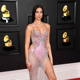 Zpěvačka Dua Lipa oblékla šaty Versace a šperky Bvlgari.
