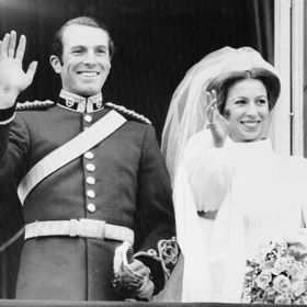 Princezna Anne

Narodit se do královské rodiny skoro předurčuje, jak bude vypadat vaše budoucnost. To ale neplatí v případě dcery královny Alžběty II. - Anne. Mladá princezna se v roce 1973 rozhodla, že se provdá za neurozeného Marka Phillipse. Už to bylo poměrně odvážné rozhodnutí, které Anne podpořila tím, že své děti Petera a Zaru vychovávala bez královských titulů. "Myslím, že to pro ně bylo jednodušší. Královský titul v sobě skrývá i mnohé nevýhody. Zpětně svého rozhodnutí nelituji," prohlásila princezna Anna v otevřeném rozhovoru při příležitosti jejích sedmdesátých narozenin. 
