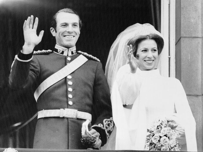Princezna Anne
Narodit se do královské rodiny skoro předurčuje, jak bude vypadat vaše budoucnost. To ale neplatí v případě dcery královny Alžběty II. - Anne. Mladá princezna se v roce 1973 rozhodla, že se provdá za neurozeného Marka Phillipse. Už to bylo poměrně odvážné rozhodnutí, které Anne podpořila tím, že své děti Petera a Zaru vychovávala bez královských titulů. "Myslím, že to pro ně bylo jednodušší. Královský titul v sobě skrývá i mnohé nevýhody. Zpětně svého rozhodnutí nelituji," prohlásila princezna Anna v otevřeném rozhovoru při příležitosti jejích sedmdesátých narozenin.
Princezna Anne
Narodit se do královské rodiny skoro předurčuje, jak bude vypadat vaše budoucnost. To ale neplatí v případě dcery královny Alžběty II. - Anne. Mladá princezna se v roce 1973 rozhodla, že se provdá za neurozeného Marka Phillipse. Už to bylo poměrně odvážné rozhodnutí, které Anne podpořila tím, že své děti Petera a Zaru vychovávala bez královských titulů. "Myslím, že to pro ně bylo jednodušší. Královský titul v sobě skrývá i mnohé nevýhody. Zpětně svého rozhodnutí nelituji," prohlásila princezna Anna v otevřeném rozhovoru při příležitosti jejích sedmdesátých narozenin.