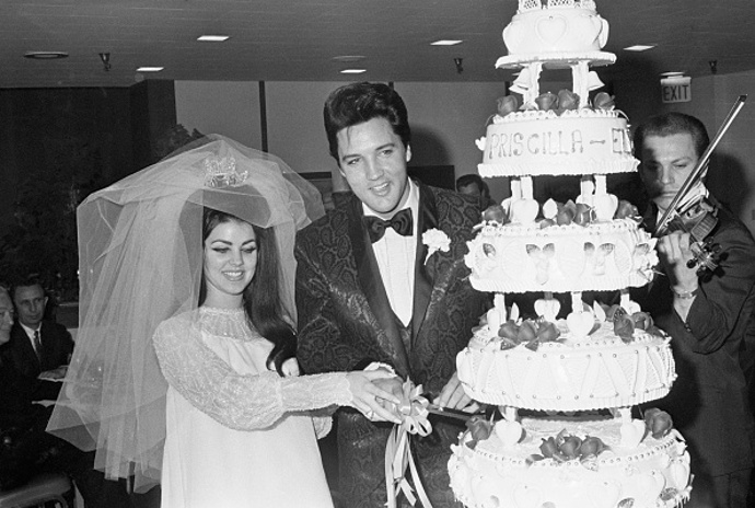 60. léta - Priscilla Presley a Elvis
Jí bylo pouhých 14 let, když se poprvé setkala s hudební legendou. O deset let starší Elvis Presley se i přes její nízký věk do modrooké brunetky okamžitě zamiloval. Oba tehdy žili v Německu, zpěvák si zde odpykával vojenskou službu a Priscilla se sem přestěhovala díky práci svého otce. Ten také nesourodému páru nepřál a se vztahem souhlasil jedině pod podmínkou, že jeho dcera dokončí školu a jakmile to bude možné, vezmou se.
Slavnému zpěvákovi se do sňatku příliš nechtělo, nakonec pod výhružkami svého budoucího tchána souhlasil.
Jeho nevelké nadšení ze ztráty svobody dokládá fakt, že celkový obřad 1. května v roce 1967 v hotelu Alladin v Las Vegas trval pouhých osm minut a pozváno bylo jen pár nejbližších hostů. Nevěsta si své dlouhé bílé šifónové šaty s tylovým závojem ozdobeným korunkou navrhla sama.
Po obřadu následovala tisková konference pro pozvané novináře spojená se svatební hostinou v hodnotě 10.000 dolarů.
Nevěsta se ve své autobiografii svěřila, že až do svatební noci zůstal jejich vztah ve vší počestnosti. Za zmínku stojí, že jejich jediná dcera Lisa Marie se narodila přesně devět měsíců po svatbě - 1. února 1968.
Ani milovaná holčička však jejich manžesltví nezachránila. Vinou nezřízeného života plného drog, alkoholu, prášků na spaní a oboustranných nevěr, skončil v říjnu 1973 sňatek krále rokenrolu a jeho – jak později uvedl, osudové ženy Priscilly.
60. léta - Priscilla Presley a Elvis
Jí bylo pouhých 14 let, když se poprvé setkala s hudební legendou. O deset let starší Elvis Presley se i přes její nízký věk do modrooké brunetky okamžitě zamiloval. Oba tehdy žili v Německu, zpěvák si zde odpykával vojenskou službu a Priscilla se sem přestěhovala díky práci svého otce. Ten také nesourodému páru nepřál a se vztahem souhlasil jedině pod podmínkou, že jeho dcera dokončí školu a jakmile to bude možné, vezmou se.
Slavnému zpěvákovi se do sňatku příliš nechtělo, nakonec pod výhružkami svého budoucího tchána souhlasil.
Jeho nevelké nadšení ze ztráty svobody dokládá fakt, že celkový obřad 1. května v roce 1967 v hotelu Alladin v Las Vegas trval pouhých osm minut a pozváno bylo jen pár nejbližších hostů. Nevěsta si své dlouhé bílé šifónové šaty s tylovým závojem ozdobeným korunkou navrhla sama.
Po obřadu následovala tisková konference pro pozvané novináře spojená se svatební hostinou v hodnotě 10.000 dolarů.
Nevěsta se ve své autobiografii svěřila, že až do svatební noci zůstal jejich vztah ve vší počestnosti. Za zmínku stojí, že jejich jediná dcera Lisa Marie se narodila přesně devět měsíců po svatbě - 1. února 1968.
Ani milovaná holčička však jejich manžesltví nezachránila. Vinou nezřízeného života plného drog, alkoholu, prášků na spaní a oboustranných nevěr, skončil v říjnu 1973 sňatek krále rokenrolu a jeho – jak později uvedl, osudové ženy Priscilly.