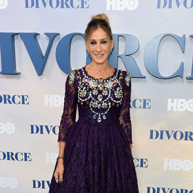 Na premiéru seriálu Divorce SJP oblékla fialové šaty od Dolce & Gabbana
