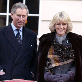 Princ Charles a Jonathan Dimbleby

Vztah prince Charlese s Camillou Parker-Bowles byl veřejným tajemstvím, o kterém si šuškal kdekdo. Dva roky po rozchodu s princeznou Dianou však přišel klíčový rozhovor s novinářem Jonathanem Dimbleby, během kterého princ Charles veřejně přiznal, že své bývalé manželce byl nevěrný. „Není prvním královským členem, který byl nevěrný. Je ale prvním členem královské rodiny, který to přiznal před 25 miliony diváky,“ napsal tehdy britský deník Daily Mail.
