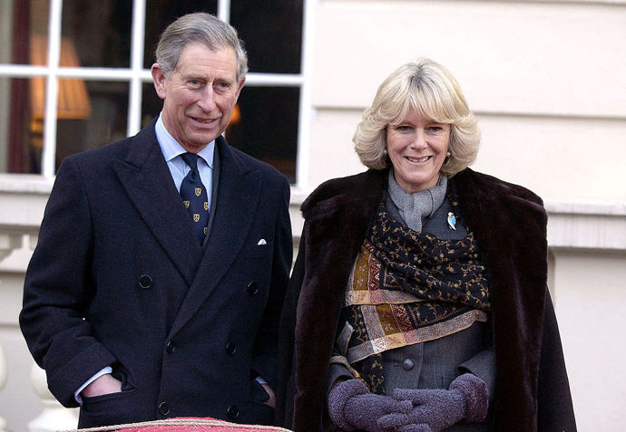 Princ Charles a Jonathan Dimbleby

Vztah prince Charlese s Camillou Parker-Bowles byl veřejným tajemstvím, o kterém si šuškal kdekdo. Dva roky po rozchodu s princeznou Dianou však přišel klíčový rozhovor s novinářem Jonathanem Dimbleby, během kterého princ Charles veřejně přiznal, že své bývalé manželce byl nevěrný. „Není prvním královským členem, který byl nevěrný. Je ale prvním členem královské rodiny, který to přiznal před 25 miliony diváky,“ napsal tehdy britský deník Daily Mail.
