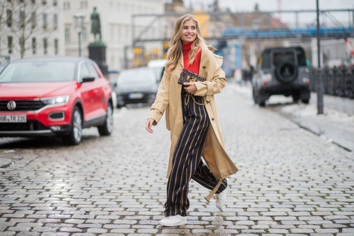 Široké kalhoty nám poslední dobou v šatníku střídají dříve oblíbené skinny džíny. Na jaře přichází jejich čas, zkombinujte je třeba se svetrem a klasickým trenčkotem. Hodit se budou jak k teniskám, tak k podpatkům!
