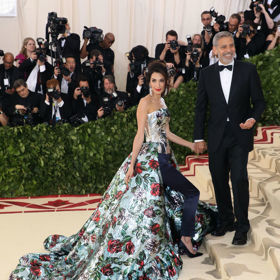 Na Met Gala v roce 2018 v róbě od Richarda Quinna

