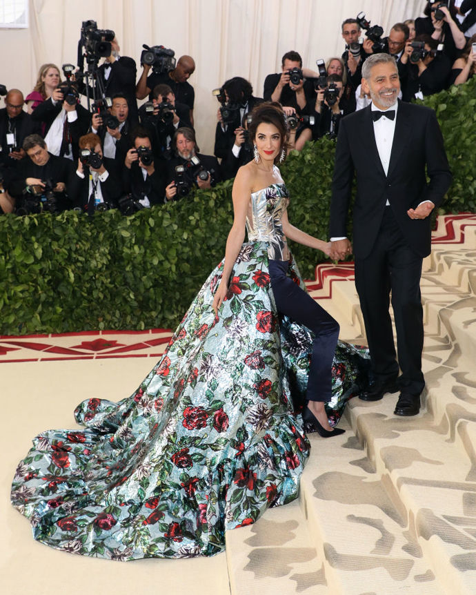 Na Met Gala v roce 2018 v róbě od Richarda Quinna
