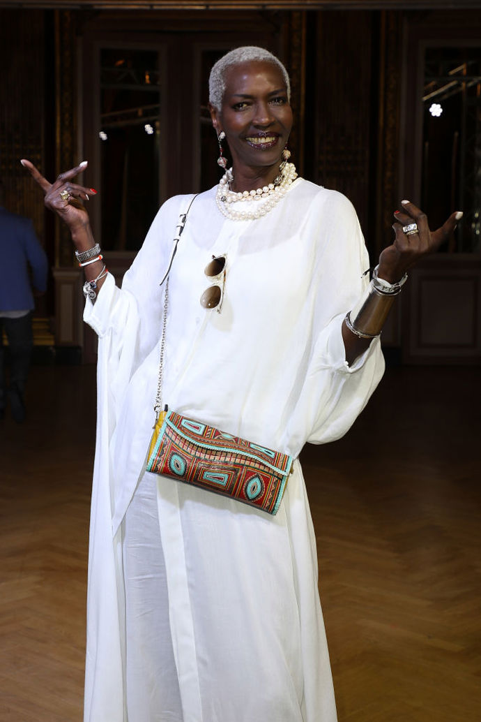 Esther Kamatari
Princezna Esther Kamatari neměla nejjednodušší život. Po zavraždění otce, prince Kamatariho, uprchla Esther do Paříže, kde začala žít zcela nový život. Své královské kořeny ale v sobě nezapřela, a tak se v roce 2004 rozhodla kandidovat na francouzskou prezidentku. Doufala, že jako hlava státu vypíše referendum o obnovení monarchie v zemi. „Podívejte se na země, ve kterých máte nejvíce svobody - Anglie, Dánsko, Španělsko. Jsou to místa, kde královská hodnost nikdy nebyla zrušena,“ řekla pro The Independent v roce 2004. I když se Esther prezidentkou nestala, své kandidatury nelituje. "Chtěla jsem ukázat mladé generaci, zejména ženám, že nic není nemožné," vysvětlila optimisticky pro Insider.
Esther Kamatari
Princezna Esther Kamatari neměla nejjednodušší život. Po zavraždění otce, prince Kamatariho, uprchla Esther do Paříže, kde začala žít zcela nový život. Své královské kořeny ale v sobě nezapřela, a tak se v roce 2004 rozhodla kandidovat na francouzskou prezidentku. Doufala, že jako hlava státu vypíše referendum o obnovení monarchie v zemi. „Podívejte se na země, ve kterých máte nejvíce svobody - Anglie, Dánsko, Španělsko. Jsou to místa, kde královská hodnost nikdy nebyla zrušena,“ řekla pro The Independent v roce 2004. I když se Esther prezidentkou nestala, své kandidatury nelituje. "Chtěla jsem ukázat mladé generaci, zejména ženám, že nic není nemožné," vysvětlila optimisticky pro Insider.