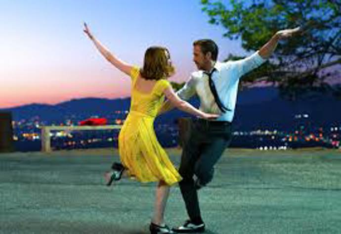 Los Angeles - La La Land

Tento oscarový muzikál jeho producent popsal jako „milostný dopis pro LA“. Byl natočen na více než 40 místech po celém městě. Mezi ně patří restaurace SmokeHouse v Burbanku, Cathy's Corner na Mount Hollywood Drive a kavárna Lighthouse Café na pláži Hermosa.
