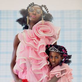 Princezna Keisha

Příběh Keishy Omilany je naprosto pohádkový. Ona - afroamerická modelka, která měla úspěšně rozjetou kariéru. On - nigerijský princ, který svůj urozený původ tajil. Pak ale jeho tajemství prasklo a Keisha si musela rozmyslet, zda zůstane po boku muže, který jí po dva roky lhal. Naštěstí mu dala druhou šanci a dnes společně vychovávají dceru Dior. I přes přítomnost korunky se Keisha rozhodla, že nesekne s podnikáním a vydobyla si titul pracující princezna. V současné době žije princezna v Londýně, kde vede kadeřnický podnik A Crown of Curls. 
