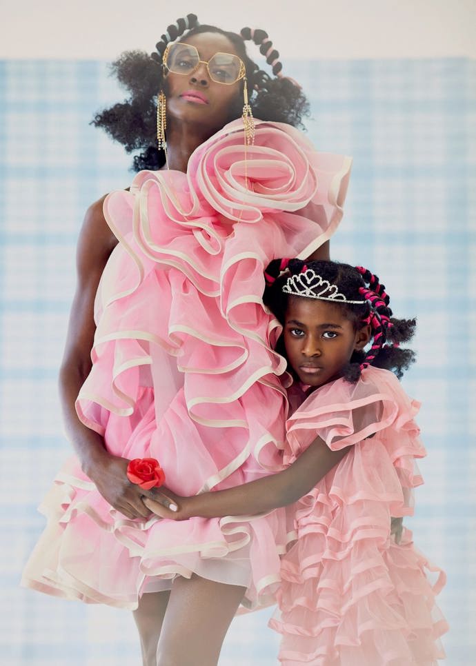 Princezna Keisha
Příběh Keishy Omilany je naprosto pohádkový. Ona - afroamerická modelka, která měla úspěšně rozjetou kariéru. On - nigerijský princ, který svůj urozený původ tajil. Pak ale jeho tajemství prasklo a Keisha si musela rozmyslet, zda zůstane po boku muže, který jí po dva roky lhal. Naštěstí mu dala druhou šanci a dnes společně vychovávají dceru Dior. I přes přítomnost korunky se Keisha rozhodla, že nesekne s podnikáním a vydobyla si titul pracující princezna. V současné době žije princezna v Londýně, kde vede kadeřnický podnik A Crown of Curls.
Princezna Keisha
Příběh Keishy Omilany je naprosto pohádkový. Ona - afroamerická modelka, která měla úspěšně rozjetou kariéru. On - nigerijský princ, který svůj urozený původ tajil. Pak ale jeho tajemství prasklo a Keisha si musela rozmyslet, zda zůstane po boku muže, který jí po dva roky lhal. Naštěstí mu dala druhou šanci a dnes společně vychovávají dceru Dior. I přes přítomnost korunky se Keisha rozhodla, že nesekne s podnikáním a vydobyla si titul pracující princezna. V současné době žije princezna v Londýně, kde vede kadeřnický podnik A Crown of Curls.