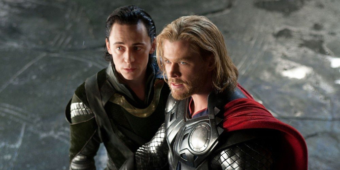 V jednom z nejúspěšnějších superhrdinských filmů Thor hraje Tom Hiddleston Thorova bratra Lokiho. Nejdříve se ale ucházel o roli Thora, kterou pak ale dostal Chris Hemsworth. Na Hiddlestona tedy zbyl „bad guy“ Loki. O roli Thora však Chris Hemsworth bojoval dokonce se svým vlastním bratrem Liamem, který se dostal až do posledního kola.
