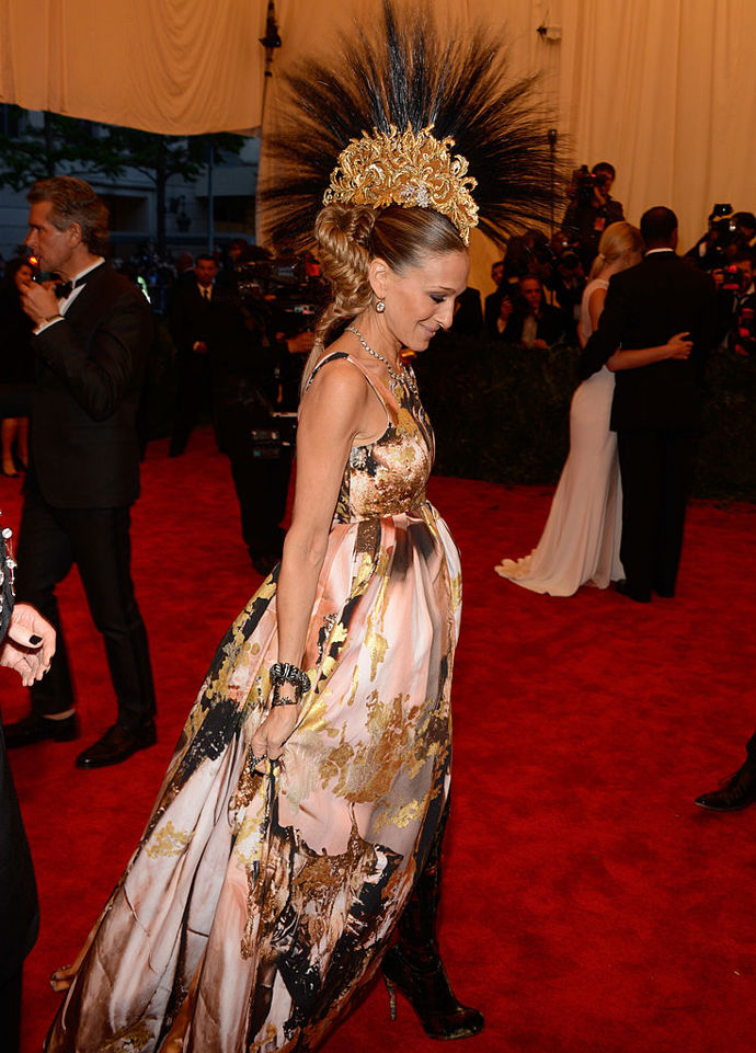 Na Met Gala s tématem Punk: Chaos to Couture v roce 2013. Kvůli výšce klobouku od Philipa Treacyho musela po cestě sedět v autě na zemi.
