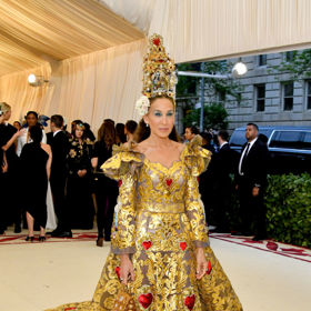 Sarah Jessica Parker na Met Gala v roce 2018 v róbě Dolce & Gabbana z couture kolekce Alta Moda
