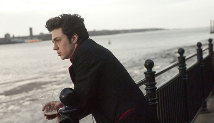 Liverpool - Nowhere Boy

Od příběhu o Johnu Lennonovi bychom nejspíš čekali, že bude natočen v Liverpoolu úplně celý. Ve skutečnosti se v Lennonově rodném městě točilo jen pár scén a zbytek je zfilmován v Londýně, to však neznamená, že bychom si do „beatlesáckého“ města nechtěli udělat výlet.
