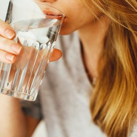Dostatečná hydratace je nezbytná pro všechny metabolické procesy a tělo při ohřívání studené vody spotřebovává energii. Pravidelným pitím vody můžete krátkodobě zvýšit metabolismus až o 30 %, navíc snižuje únavu a mylně zaměňovaný pocit hladu za žízeň. 
