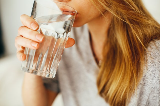 Dostatečná hydratace je nezbytná pro všechny metabolické procesy a tělo při ohřívání studené vody spotřebovává energii. Pravidelným pitím vody můžete krátkodobě zvýšit metabolismus až o 30 %, navíc snižuje únavu a mylně zaměňovaný pocit hladu za žízeň. 
