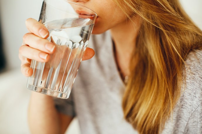 Dostatečná hydratace je nezbytná pro všechny metabolické procesy a tělo při ohřívání studené vody spotřebovává energii. Pravidelným pitím vody můžete krátkodobě zvýšit metabolismus až o 30 %, navíc snižuje únavu a mylně zaměňovaný pocit hladu za žízeň.
Dostatečná hydratace je nezbytná pro všechny metabolické procesy a tělo při ohřívání studené vody spotřebovává energii. Pravidelným pitím vody můžete krátkodobě zvýšit metabolismus až o 30 %, navíc snižuje únavu a mylně zaměňovaný pocit hladu za žízeň.