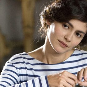 V roli Coco Chanel si už teď těžko dokážeme představit někoho jiného než Audrey Tautou. Coco však měla původně hrát Keira Knightley, jedna z tváří a oblíbených hereček Chanelu. Nás by zajímalo, jak by se vypořádala s francouzštinou.
