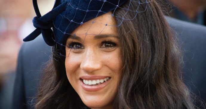 Meghan Markle
Za rebelku s velkým R můžeme označit bývalou herečku Meghan Markle. I když to chvilku vypadalo, že se s princem Harrym usadí ve Velké Británii a společně budou žít poklidným venkovským životem, opak se stal pravdou. V lednu 2020 Meghan s Harrym oznámili, že se vzdávají role předních členů královské rodiny a chtějí pracovat, aby se stali finančně nezávislými. Krátce nato se rodina přestěhovala do slunné Kalifornie a vzdálila se záři reflektorů. V současné době se pár těší na příchod druhého miminka.
Mimochodem již brzy bude zveřejněn otevřený rozhovor, ve kterém Meghan a prince Harryho vyzpovídala Oprah Winfrey. Už teď to vypadá, že zamilovaný pár bude odpovídat velmi upřímně a bez zbytečného patosu.
Meghan Markle
Za rebelku s velkým R můžeme označit bývalou herečku Meghan Markle. I když to chvilku vypadalo, že se s princem Harrym usadí ve Velké Británii a společně budou žít poklidným venkovským životem, opak se stal pravdou. V lednu 2020 Meghan s Harrym oznámili, že se vzdávají role předních členů královské rodiny a chtějí pracovat, aby se stali finančně nezávislými. Krátce nato se rodina přestěhovala do slunné Kalifornie a vzdálila se záři reflektorů. V současné době se pár těší na příchod druhého miminka.
Mimochodem již brzy bude zveřejněn otevřený rozhovor, ve kterém Meghan a prince Harryho vyzpovídala Oprah Winfrey. Už teď to vypadá, že zamilovaný pár bude odpovídat velmi upřímně a bez zbytečného patosu.