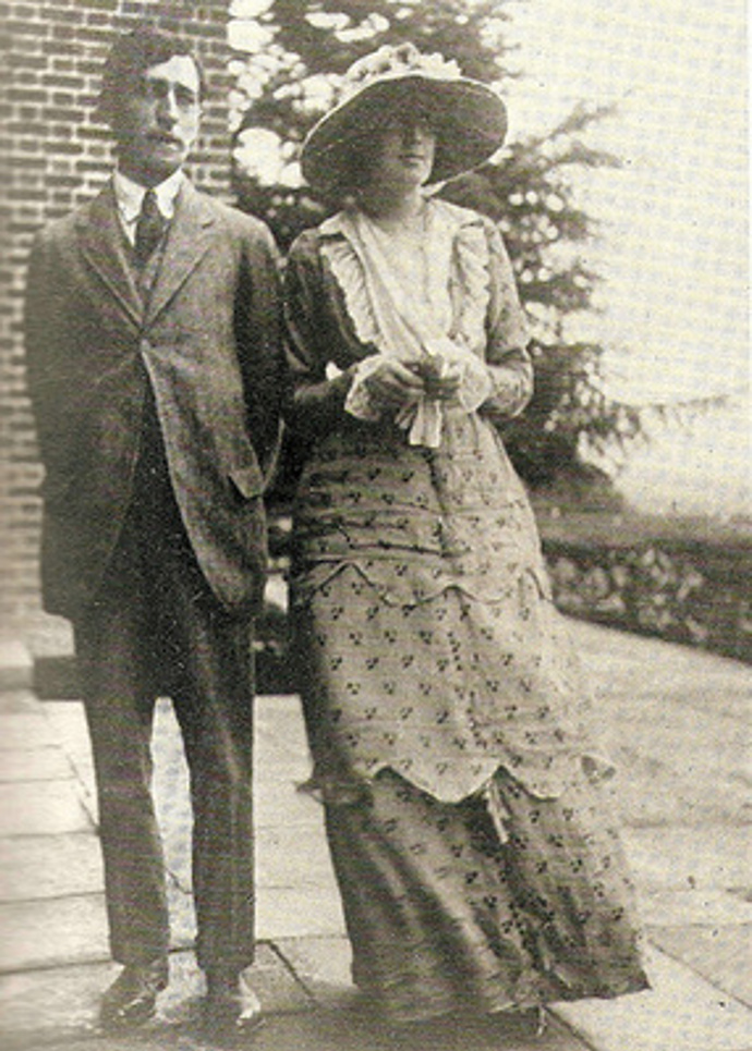 10. léta Virginia Woolf a Leonard Woolf
Než jedna z nejúspěšnějších britských autorek Virgina Woolf řekla své „Ano“ Leonardu Woolfovi, třikrát ho odmítla. O dva roky starší spisovatel a politický teoretik se dočkal až 10. srpna 1912, kdy na radnici St. Pancras pojal tehdy již třicetiletou spisovatelku za svou manželku.
O tom, že sňatek byl z její strany spíše z rozumu než z veliké lásky dokazuje i to, že si s výběrem svatební róby hlavu příliš nelámala - oblékla si prosté šaty s drobnými vzory a na obřad pozvali jen pár nejbližších přátel. Chyběla dokonce i ženichova matka.
Přestože jejich manželství bylo bezdětné a provázely ho autorčiny časté deprese a úzkosti pramenící z jejího nelehkého dospívání (v mládí byla zneužívaná svým bratrem a trpěla i chováním despotického otce), ke svému manželovi záhy našla cestu.
Když mu po své sebevraždě v březnu roku 1941 nechala dopis na rozloučenou, stálo v něm: „Myslím, že žádný pár nebyl šťastnější než my dva.“
10. léta Virginia Woolf a Leonard Woolf
Než jedna z nejúspěšnějších britských autorek Virgina Woolf řekla své „Ano“ Leonardu Woolfovi, třikrát ho odmítla. O dva roky starší spisovatel a politický teoretik se dočkal až 10. srpna 1912, kdy na radnici St. Pancras pojal tehdy již třicetiletou spisovatelku za svou manželku.
O tom, že sňatek byl z její strany spíše z rozumu než z veliké lásky dokazuje i to, že si s výběrem svatební róby hlavu příliš nelámala - oblékla si prosté šaty s drobnými vzory a na obřad pozvali jen pár nejbližších přátel. Chyběla dokonce i ženichova matka.
Přestože jejich manželství bylo bezdětné a provázely ho autorčiny časté deprese a úzkosti pramenící z jejího nelehkého dospívání (v mládí byla zneužívaná svým bratrem a trpěla i chováním despotického otce), ke svému manželovi záhy našla cestu.
Když mu po své sebevraždě v březnu roku 1941 nechala dopis na rozloučenou, stálo v něm: „Myslím, že žádný pár nebyl šťastnější než my dva.“