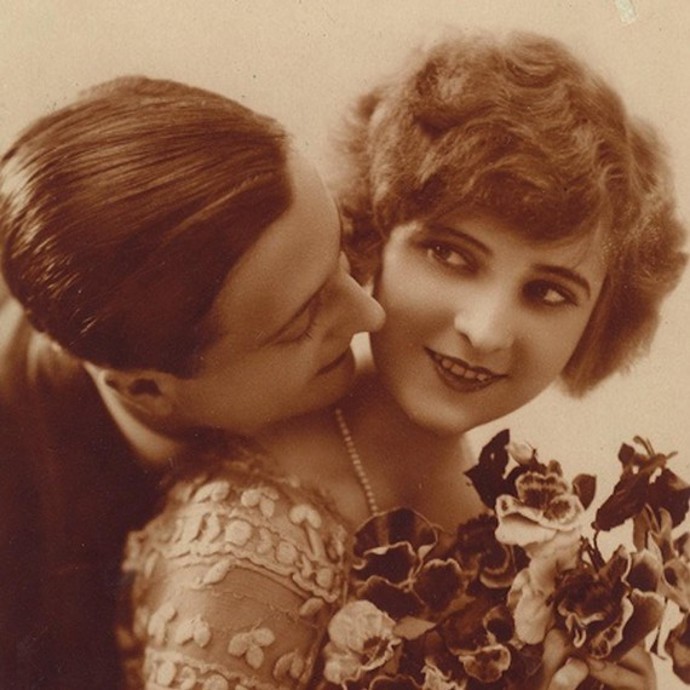 20. léta – Zelda Sayre – Francis Scott Fitzgerald
Jeden z nejznámějších párů poválečné Ameriky pojal svou svatbu – oproti bujarému životu, který vedli, poměrně skromně. Uznávaný spisovatel a jeho krásná budoucí žena stanovili svůj „Den D“ na velikonoční neděli 3. dubna roku 1920. Pozvali pouze osm nejlepších přátel včetně ženichova svědka – Ludlowa Fowlera. Obřad byl v katedrále svatého Patrika v New Yorku stanoven na přesné poledne. Ženich byl ale tak nervózní, že trval na tom, aby se začalo dříve, přestože ještě nedorazili poslední hosté.
Možná se nemohl dočkat okamžiku, až poprvé políbí nevěstu – oděnou do tmavě modrých krajkových šatů ozdobených perlovým náhrdelníkem.
Manželé vedli bouřlivý život plný luxusu, hádek a usmiřování a výstřední choť byla spisovateli častou inspirací v jeho dílech. Ať již zpočátku jako krásná Daisy ve Velkém Gatsby či později psychicky nemocná Nicole ve slavném románu Něžná je noc.
20. léta – Zelda Sayre – Francis Scott Fitzgerald
Jeden z nejznámějších párů poválečné Ameriky pojal svou svatbu – oproti bujarému životu, který vedli, poměrně skromně. Uznávaný spisovatel a jeho krásná budoucí žena stanovili svůj „Den D“ na velikonoční neděli 3. dubna roku 1920. Pozvali pouze osm nejlepších přátel včetně ženichova svědka – Ludlowa Fowlera. Obřad byl v katedrále svatého Patrika v New Yorku stanoven na přesné poledne. Ženich byl ale tak nervózní, že trval na tom, aby se začalo dříve, přestože ještě nedorazili poslední hosté.
Možná se nemohl dočkat okamžiku, až poprvé políbí nevěstu – oděnou do tmavě modrých krajkových šatů ozdobených perlovým náhrdelníkem.
Manželé vedli bouřlivý život plný luxusu, hádek a usmiřování a výstřední choť byla spisovateli častou inspirací v jeho dílech. Ať již zpočátku jako krásná Daisy ve Velkém Gatsby či později psychicky nemocná Nicole ve slavném románu Něžná je noc.