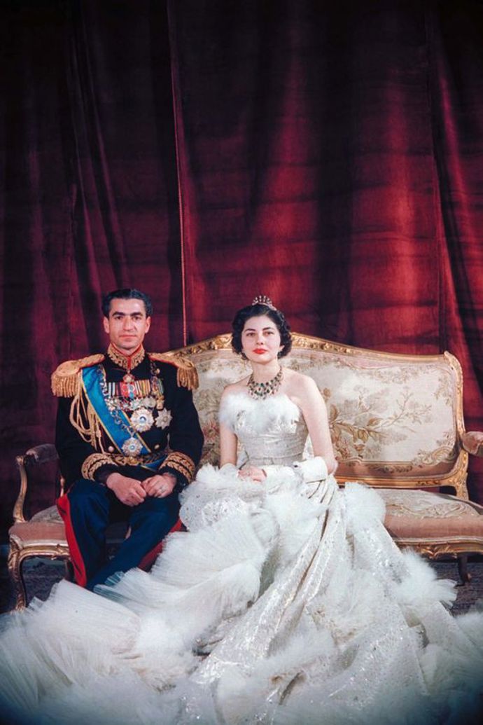 Krásné svatby nejsou doménou pouze evropských monarchů. Íranská královna Soraya a Mohamed Reza Pahlevi měli okouzlující veselku v roce 1951. Soraya si navíc dala záležet s výběrem šatů, a tak se nakonec na svatbě ukázala v úchvatných šatech od návrháře Christiana Diora.
