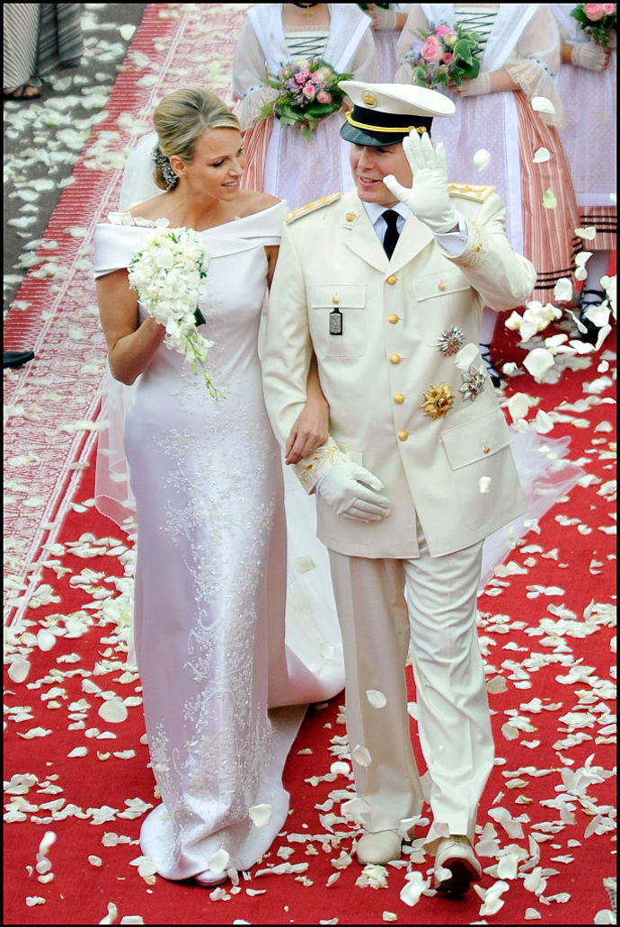Kníže Albert II. rozhodně není žádný andílek, což dokázal v roce 2005, kdy už oficiálně randil s bývalou jihoafrickou plavkyní Charlene. Vše by probíhalo naprosto idylicky, kdyby v ten samý čas letuška Nicole Costová neoznámila, že otcem jejího ještě nenarozeného syna je právě Albert II. Charlene rozhodně nebyla jediná, které došlo, že Albert II. si během chození s ní doslova odletěl za jinou. V roce 2011 si však záletník Charlene vzal, a vypadá to, že od té doby seká latinu.
