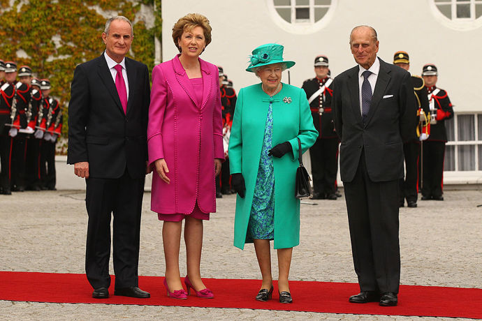 Návštěva Irska – 2011

V květnu 2011 královna Alžběta II. a princ Filip navštívili Irskou republiku, a to na pozvání prezidentky Mary McAleese. I když královna během své vlády často navštěvovala Severní Irsko, v Irské republice byla v roce 2011 poprvé. Návštěva královny Alžběty II. byla oslavována jako začátek nové éry přátelství mezi Velkou Británií a Irskem.
