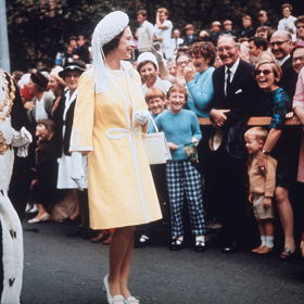 První procházka mezi davem – 1970

Říkáte si, co je na tom, že se královna Alžběta II. vydala vstříc svým obdivovatelům a fanouškům? Pravdou zůstává, že v minulosti bylo naprosté tabu, aby členové královské rodiny vystoupili z vozu a pozdravili se s „poddanými“ tváří v tvář. Změna přišla až v roce 1970, a to během královské cesty po Austrálii a Novém Zélandu. Právě tehdy se královna Alžběta II. vymanila z dlouholeté tradice a vyrazila na neformální procházku, během které pozdravila davy lidí osobě.
