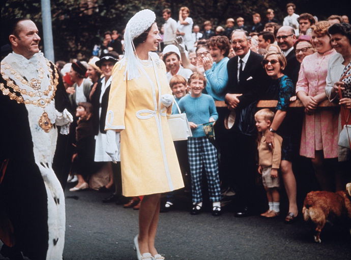 První procházka mezi davem – 1970

Říkáte si, co je na tom, že se královna Alžběta II. vydala vstříc svým obdivovatelům a fanouškům? Pravdou zůstává, že v minulosti bylo naprosté tabu, aby členové královské rodiny vystoupili z vozu a pozdravili se s „poddanými“ tváří v tvář. Změna přišla až v roce 1970, a to během královské cesty po Austrálii a Novém Zélandu. Právě tehdy se královna Alžběta II. vymanila z dlouholeté tradice a vyrazila na neformální procházku, během které pozdravila davy lidí osobě.
