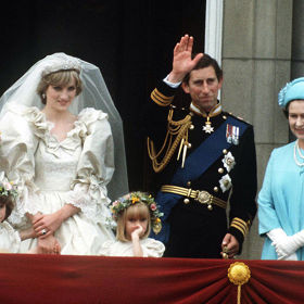 Svatba prince Charlese – 1981

Sňatek nejstaršího syna královny Alžběty II., prince Charlese, byl důležitým okamžikem nejen pro panovnici, ale také pro zbytek Velké Británie. Romantický vztah mezi následníkem britského trůnu a mladou lady Dianou Spencerovou budil od prvopočátku velký zájem médií a pohádkovou svatbu dokonce mnozí označovali za „svatbu století“. I když si následně princezna Diana získala přízeň veřejnosti, její manželství s princem Charlesem bylo od prvopočátku problematické.

