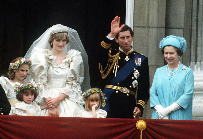 Svatba prince Charlese – 1981

Sňatek nejstaršího syna královny Alžběty II., prince Charlese, byl důležitým okamžikem nejen pro panovnici, ale také pro zbytek Velké Británie. Romantický vztah mezi následníkem britského trůnu a mladou lady Dianou Spencerovou budil od prvopočátku velký zájem médií a pohádkovou svatbu dokonce mnozí označovali za „svatbu století“. I když si následně princezna Diana získala přízeň veřejnosti, její manželství s princem Charlesem bylo od prvopočátku problematické.
