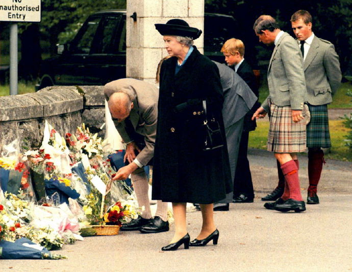 Reakce na smrt princezny Diany - 1997

Veřejná kritika královské rodiny nabyla na intenzitě po rozvodu Charlese a Diany a následně v roce 1997, kdy princezna Diana zemřela při autonehodě v Paříži. Královna Alžběta II. těsně po události zůstala na svém panství ve skotském Balmoralu a odmítla, aby vlajka nad Buckinghamským palácem poletovala na půl žerdi. Na popud svých poradců ale následně kývla na stažení vlajky na půl žerdi, vrátila se do Londýna a promluvila k truchlícímu davu prostřednictvím speciálního televizního projevu.

