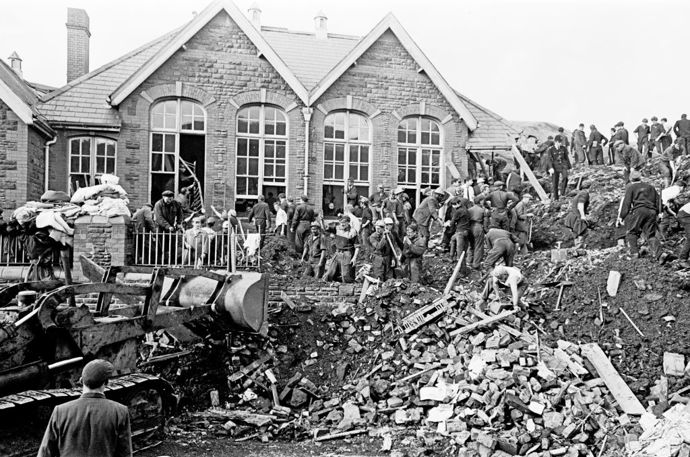Hornická katastrofa ve Walesu – 1966

Černým písmem se do paměti královny Alžběty II. zapsal 21. říjen 1966. Ve vesnici Aberfan v jižním Walesu totiž došlo k hornické katastrofě, při které zemřelo 116 dětí a 28 dospělých. Zatímco princ Filip přijel do Aberfanu den po neštěstí, královna s návštěvou otálela a údajně ji odložila kvůli tomu, aby její přítomnost neodvrátila pozornost od záchranných a zotavovacích snah. Blízcí lidé, včetně jejího bývalého komorníka lorda Charterise, následně řekli, že královna Alžběta II. litovala, že do Aberfanu nepřijela dříve.
