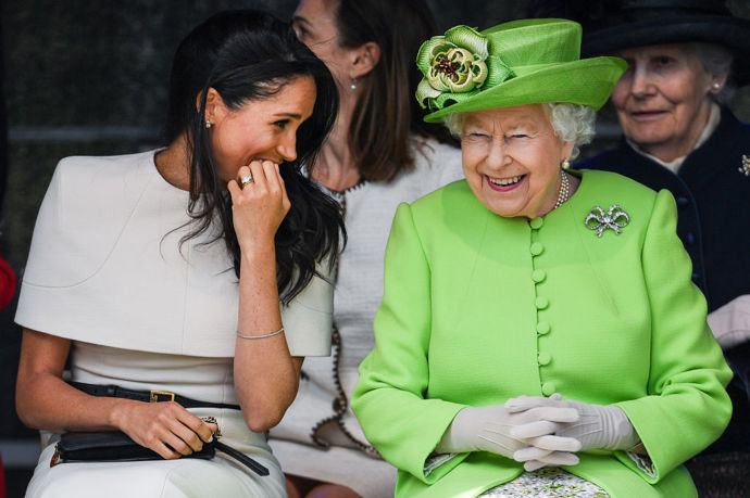 Megxit – 2020

Na počátku roku 2020 princ Harry a jeho manželka Meghan zveřejnili, že se vzdávají svých rolí v královské rodině a chtějí být finančně nezávislí. Tento odvážný krok překvapil nejen Brity, ale také královskou rodinu. V tomto ohledu královna Alžběta II. neotálela a poměrně záhy vydala prohlášení, ve kterém zaznělo, že rozhodnutí svého vnuka a jeho ženy plně respektuje. "Moje rodina a já naprosto podporujeme touhu Harryho a Meghan vybudovat si nový život jakožto mladá rodina. Ačkoli bychom preferovali, kdyby zůstali plnohodnotnými funkčními členy královské rodiny, respektujeme a chápeme jejich přání žít jako rodina nezávisleji a přitom zůstat váženou součástí mojí rodiny," uvedla královna.
