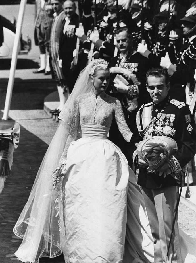 Svatba monackého prince Rainiera III. s americkou herečkou Grace Kelly patřila v roce 1956 k nejsledovanějším událostem. Okouzlující Grace se oblékla do svatebních šatů z dílny Helen Rose a nutno podotknout, že měla šťastnou ruku.
