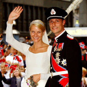 Když si korunní princ Haakon nabrnkl v roce 2000 servírku Mette-Marit, všichni si mysleli, že jde o novodobou pohádku o Popelce. Bohužel se záhy ukázalo, že Popelka Mette-Marit má za sebou pohnutou minulost, které kralovaly drogy či skupinový sex. Jenže láska je mocná čarodějka, a tak pár ustál i velkou mediální štvanici. Brzy si i "poddaní" zvykli na to, že Mette-Marit byla prostě rebelka s velkým R. Svatba se uskutečnila 25. srpna 2001 v katedrále v Oslu a záhy po ní se narodily i jejich děti - Ingrid Alexandra a Sverre Magnus. 
