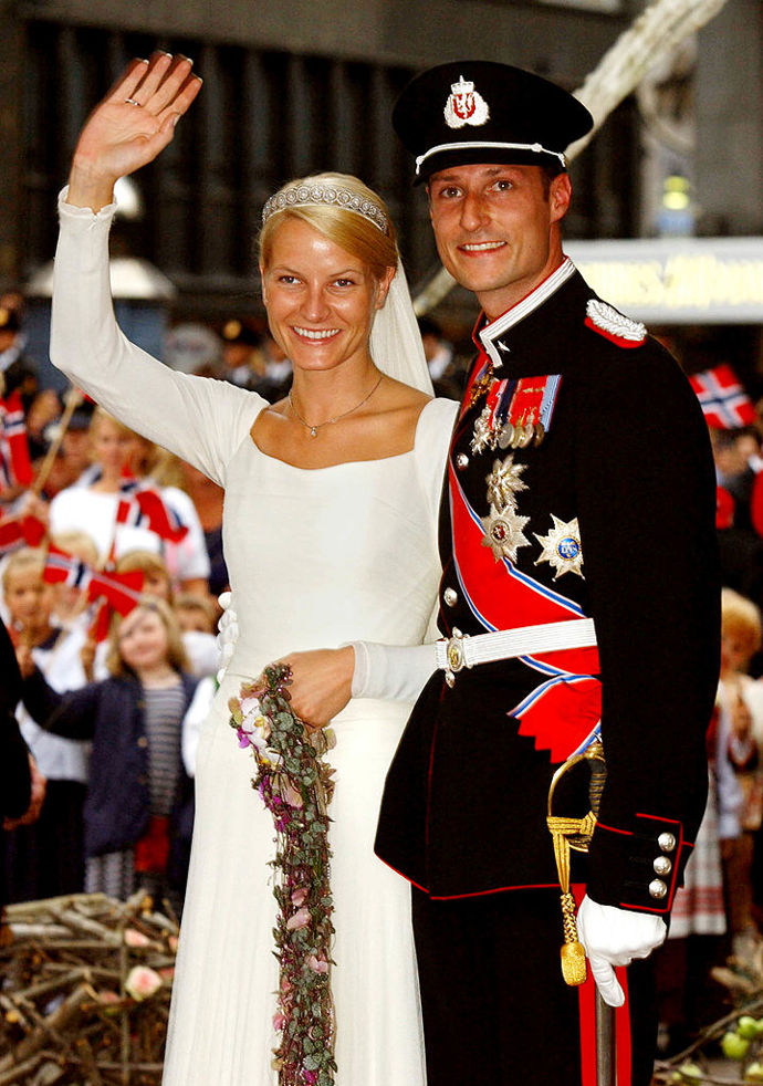 Když si korunní princ Haakon nabrnkl v roce 2000 servírku Mette-Marit, všichni si mysleli, že jde o novodobou pohádku o Popelce. Bohužel se záhy ukázalo, že Popelka Mette-Marit má za sebou pohnutou minulost, které kralovaly drogy či skupinový sex. Jenže láska je mocná čarodějka, a tak pár ustál i velkou mediální štvanici. Brzy si i "poddaní" zvykli na to, že Mette-Marit byla prostě rebelka s velkým R. Svatba se uskutečnila 25. srpna 2001 v katedrále v Oslu a záhy po ní se narodily i jejich děti - Ingrid Alexandra a Sverre Magnus. 
