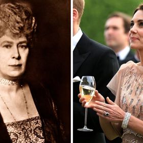 Náramek s diamanty

Tento diamantový šperk byl původně navržený jako tzv. choker pro královnu Marii. Královna Alžběta ho u příležitosti svých 75. narozenin vynesla jako náramek, a od té chvíle zdobí zápěstí i ostatním členkám královské rodiny. V posledních letech ho královna Alžběta II. zapůjčovala především současné princezně z Walesu.
